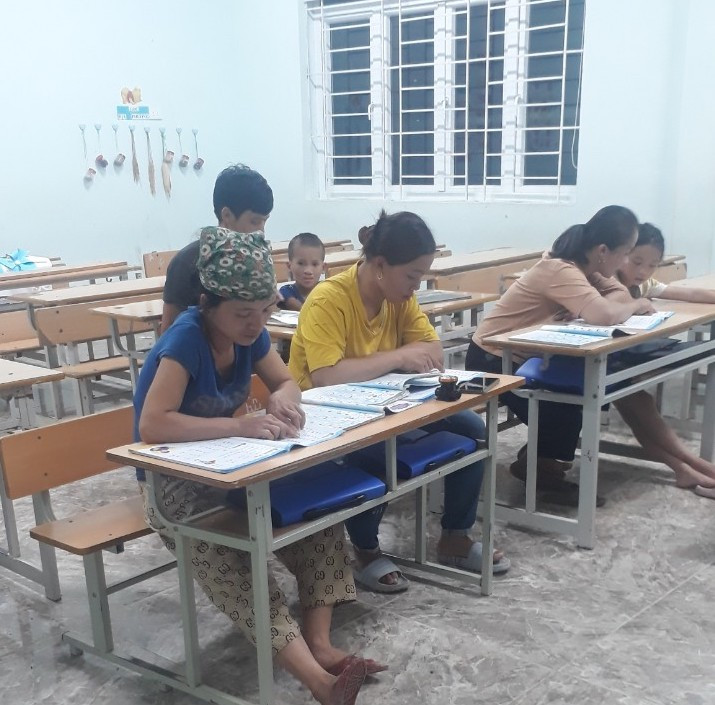 Nhiều học viên vừa đi học, vừa phải mang con theo. Ảnh NVCC. Nhiều học viên vừa đi học, vừa phải mang con theo. Ảnh NVCC.