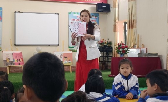 Một tiết học của cô Liên và học trò. Một tiết học của cô Liên và học trò.