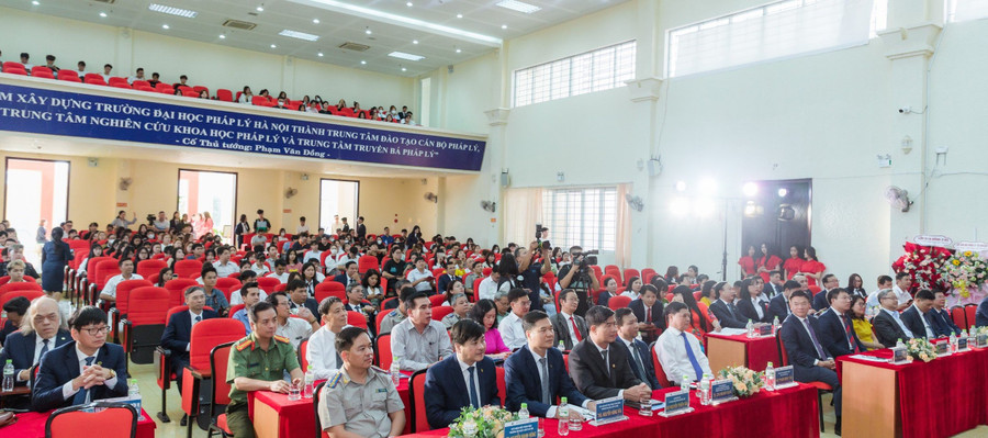 Quang cảnh buổi lễ. Quang cảnh buổi lễ.