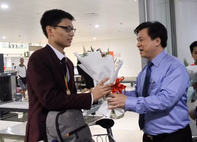 Thứ trưởng Nguyễn Hữu Độ chúc mừng thành tích của đoàn ngay tại cửa ra sân bay