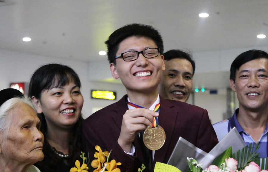 Niềm vui của Nguyễn Quang Bin- chủ nhân chiếc HCV duy nhất của đội tuyển