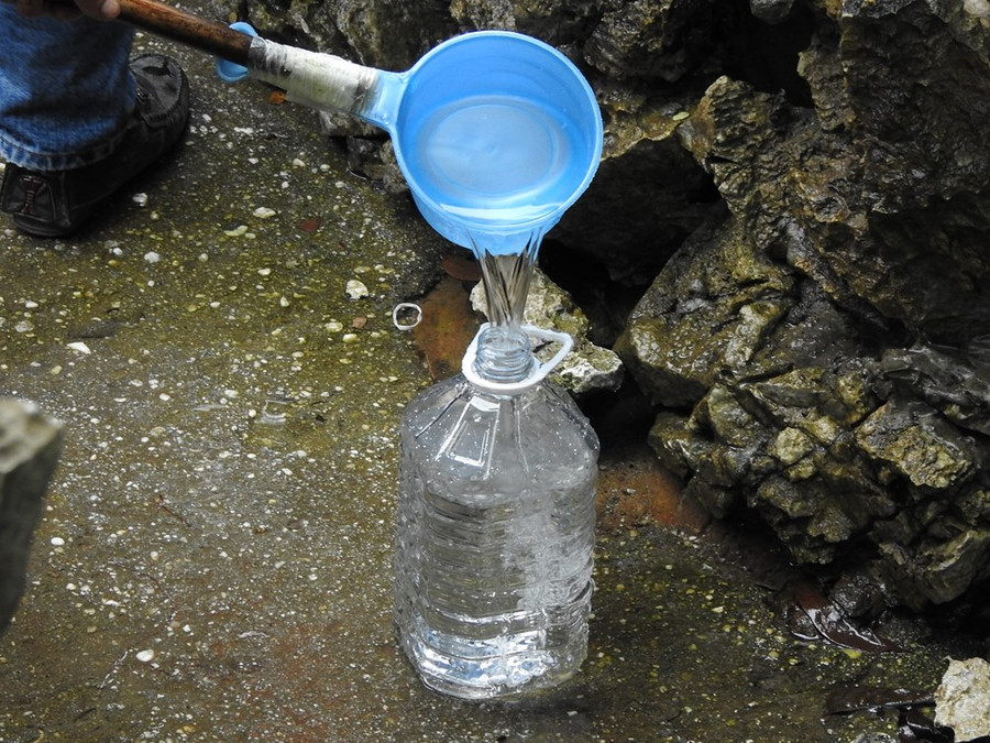 Nước giếng trong vắt và mát.