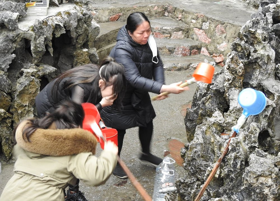 Một số bạn trẻ sử dụng nước giếng để rửa mặt ngay tại chỗ với hy vọng da sẽ trắng và mịn màng.