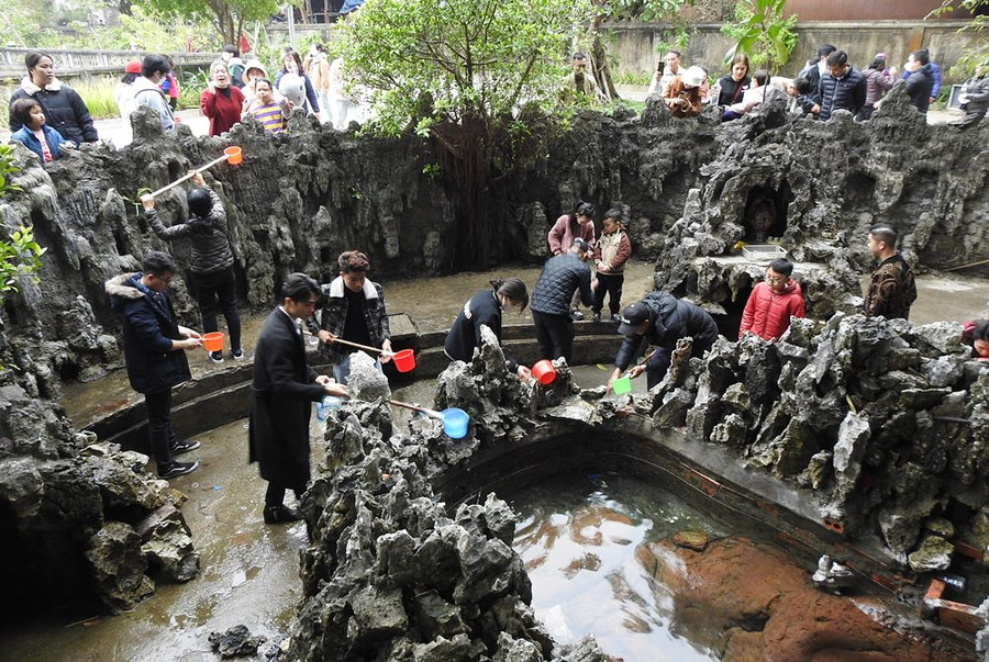 Tương truyền nếu ai dùng nước giếng Tiên, da sẽ trắng như các vị tiên và gặp nhiều may mắn trong cuộc sống. Chính vì thế, khi đến tham quan khu di tích này, du khách thường ghé vào giếng Tiên lấy nước để rửa mặt và mang về để cầu may mắn.