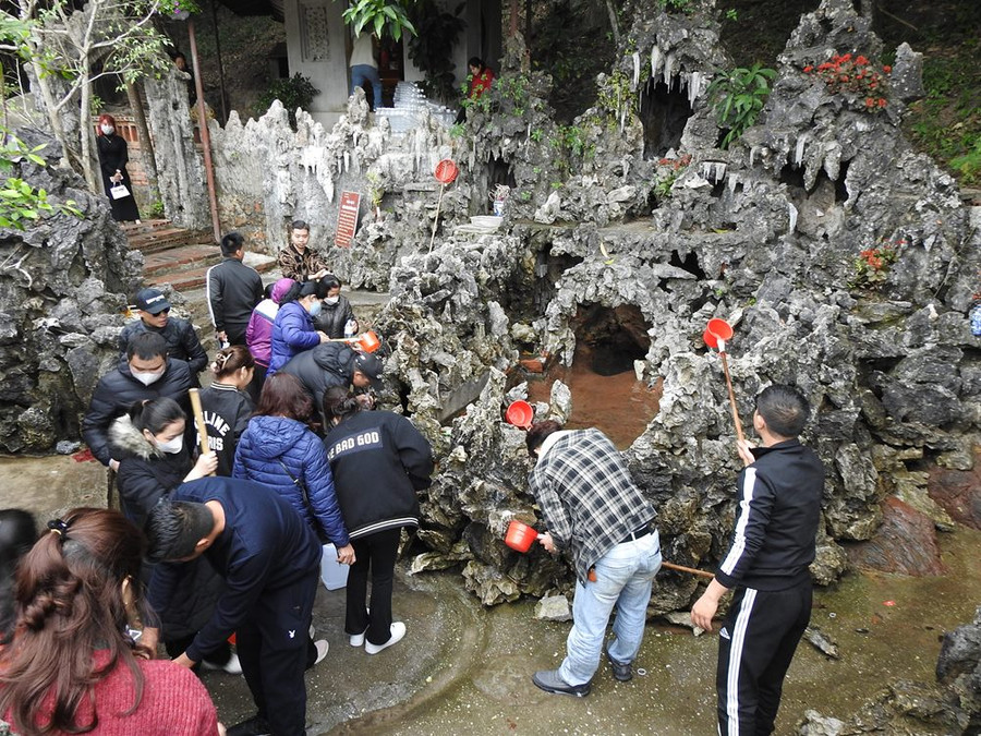 Tên gọi giếng Tiên liên quan đến truyền thuyết về hai vị tiên ông thường hay lui tới ngắm non xanh nước biếc và chơi cờ giải trí nơi đây. Đi theo phục vụ hai vị tiên ông là hai tiên nữ xinh đẹp. Hàng ngày, hai vị tiên ông chơi cờ thì hai nàng tiên xuống giếng này lấy nước về đun pha trà.