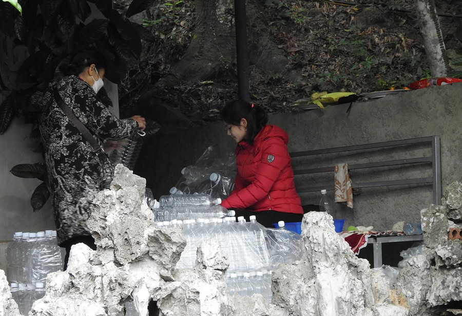 Ngay bên cạnh giếng có dịch vụ bán chai nhựa và can để đựng nước. Mỗi chai nhỏ có giá từ 5.000 đồng, can 5 lít giá 20.000 đồng.