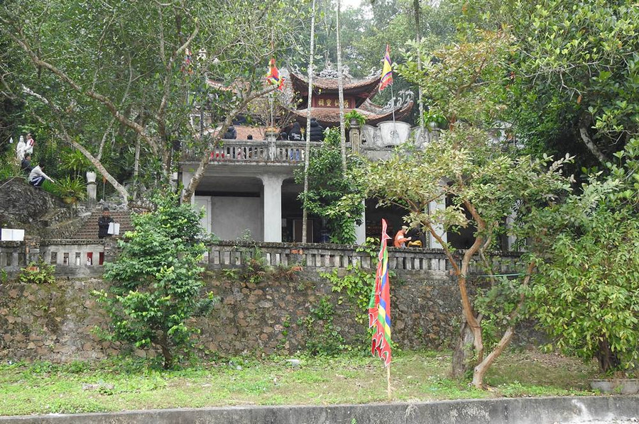 Đền Cặp Tiên nằm trên địa bàn xã Đông Xá, huyện đảo Vân Đồn. Đền thuộc quần thể di tích đền Cửa Ông, TP Cẩm Phả. Ngày 25/12/2017, cùng với di tích đền Cửa Ông, đền Cặp Tiên được Thủ tướng Chính phủ ký quyết định xếp hạng Di tích quốc gia đặc biệt.