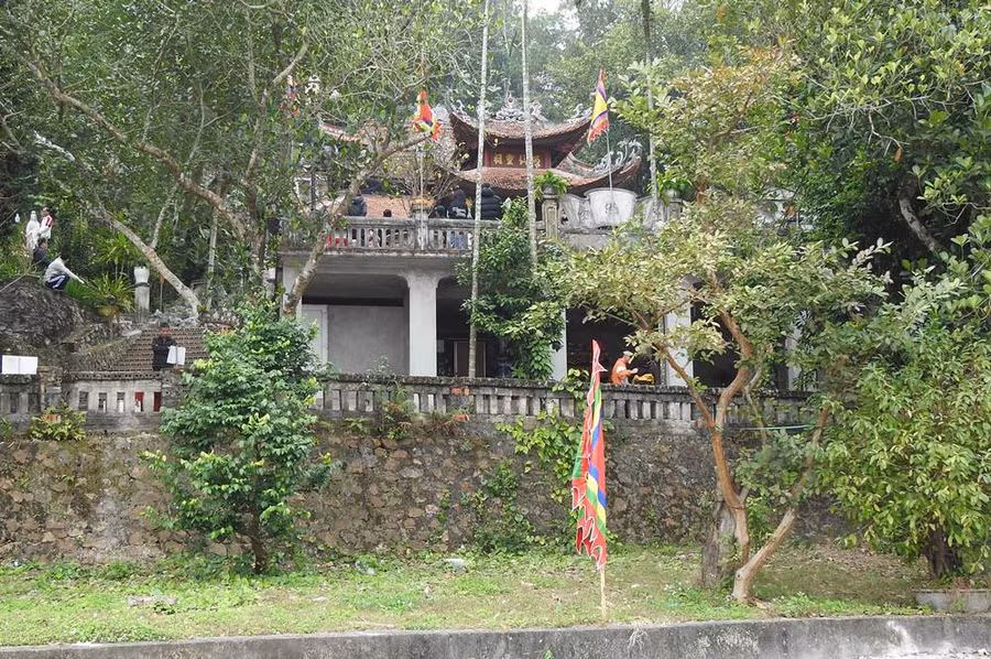 Đền Cặp Tiên nằm trên địa bàn xã Đông Xá, huyện đảo Vân Đồn. Đền thuộc quần thể di tích đền Cửa Ông, TP Cẩm Phả. Ngày 25/12/2017, cùng với di tích đền Cửa Ông, đền Cặp Tiên được Thủ tướng Chính phủ ký quyết định xếp hạng Di tích quốc gia đặc biệt.