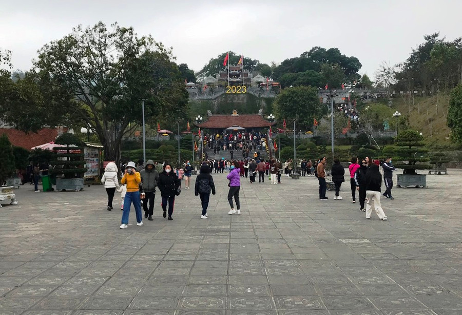 Hàng nghìn người đến đền Cửa Ông, TP Cẩm Phả hành lễ và tham quan dịp Tết Nguyên đán. Ảnh: Minh Cương