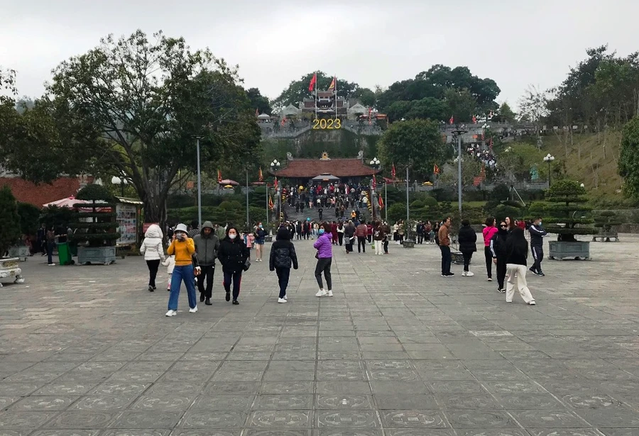 Hàng nghìn người đến đền Cửa Ông, TP Cẩm Phả hành lễ và tham quan dịp Tết Nguyên đán. Ảnh: Minh Cương