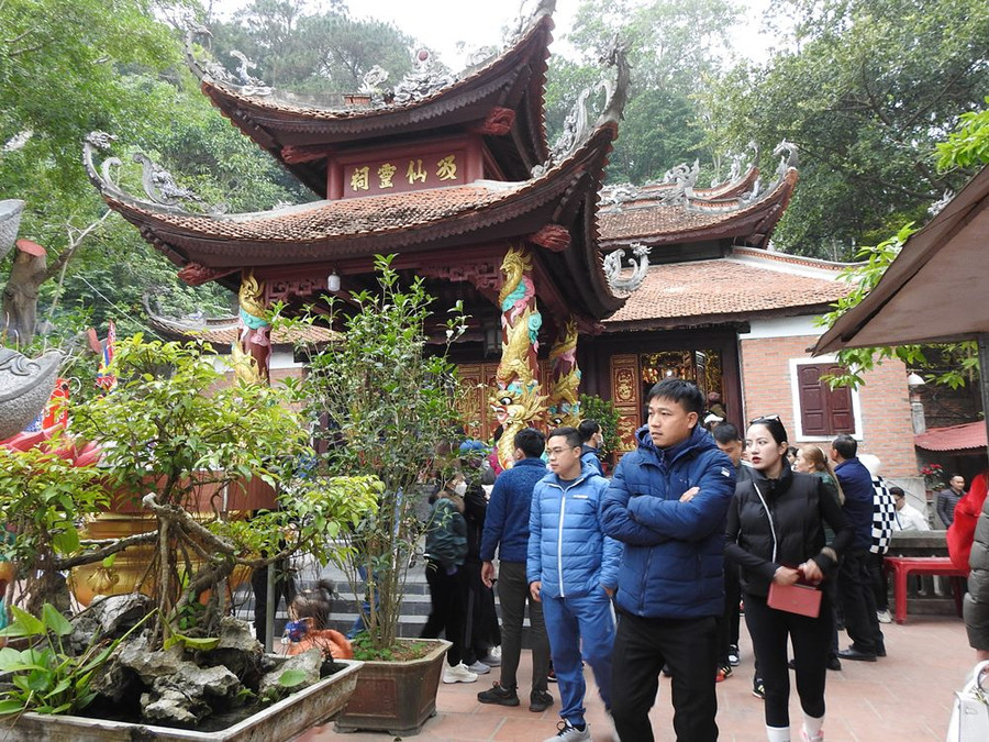 Những ngày Tết Quý Mão, đã có hàng nghìn người đổ về đền Cặp Tiên để hành lễ và tham quan. Theo truyền thuyết của ngư dân trong vùng, đền Cặp Tiên được xây dựng để thờ một vị tiểu thư con gái Trần Quốc Tảng (một vị tướng và là con trai thứ ba của Hưng Đạo đại vương Trần Quốc Tuấn) nên còn có tên gọi là đền “Cô bé Cửa Suốt”.