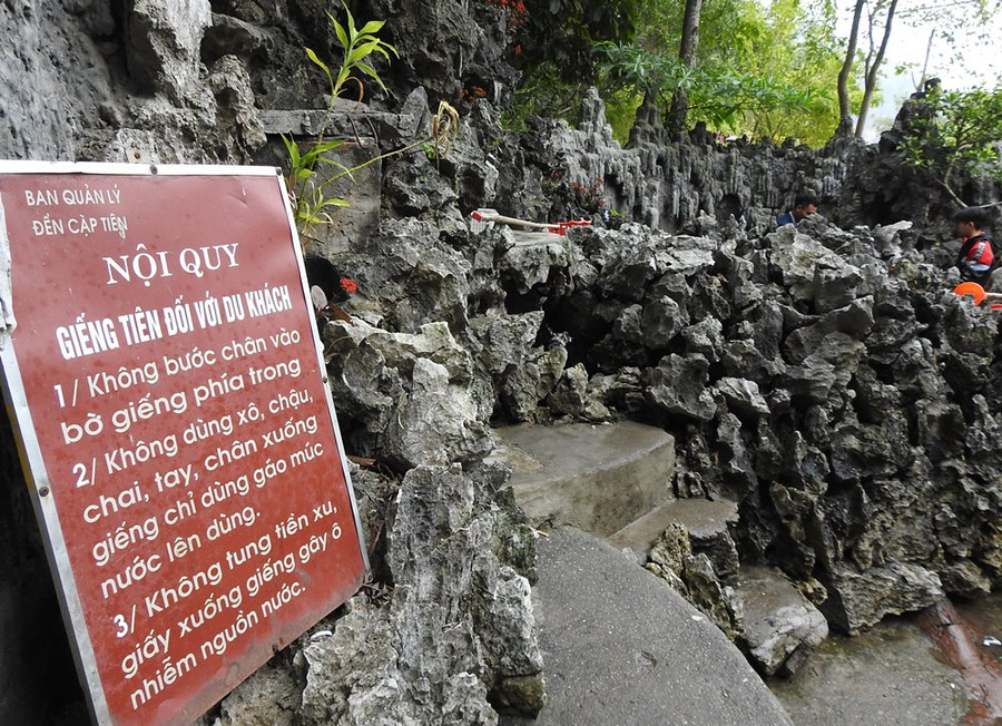 Để đảm bảo giữ vệ sinh, ban quản lý đền đã đặt biển nội quy ngay lối vào giếng.