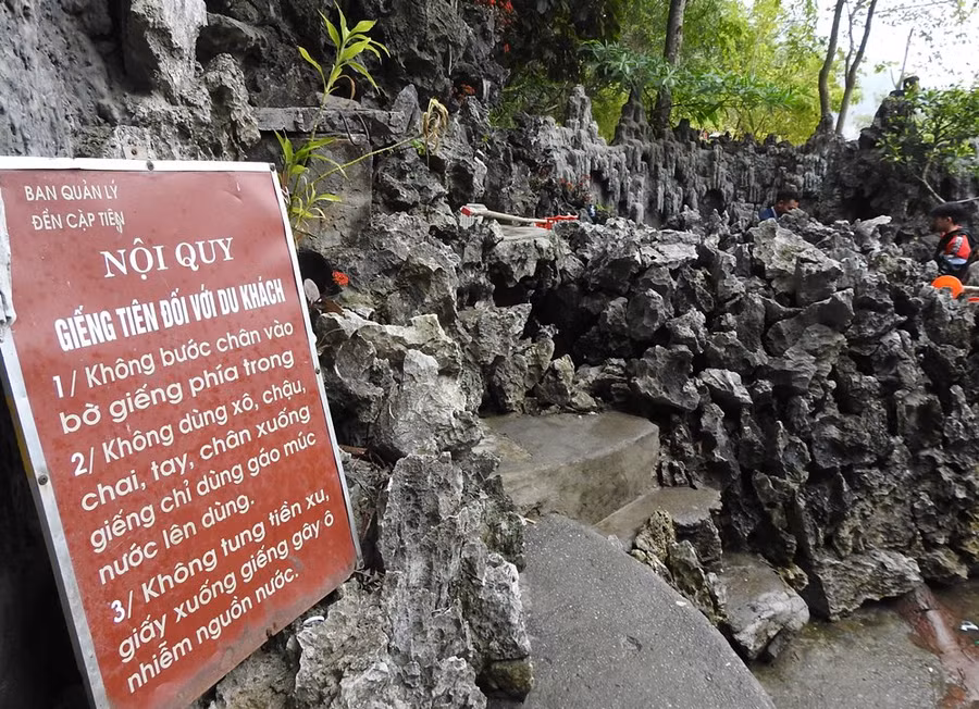 Để đảm bảo giữ vệ sinh, ban quản lý đền đã đặt biển nội quy ngay lối vào giếng.