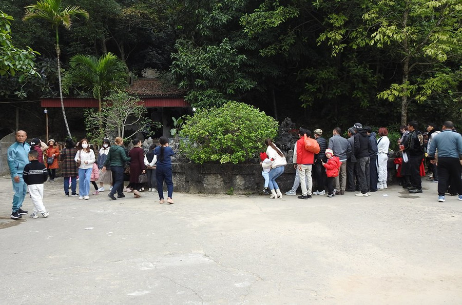 Nằm trong khuôn viên của đền có một giếng nước ngọt, người dân địa phương quen gọi là giếng Tiên. Sau khi hành lễ và tham quan, nhiều người đã lấy nước giếng ở đây để cầu may.