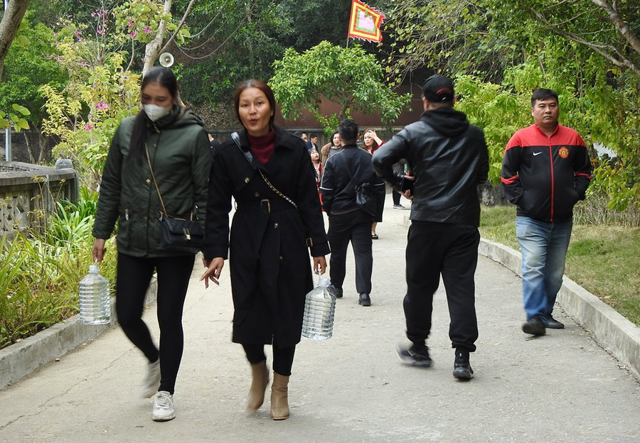 Du khách ra về với những can nước giếng.