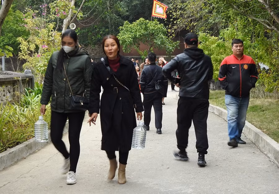 Du khách ra về với những can nước giếng.