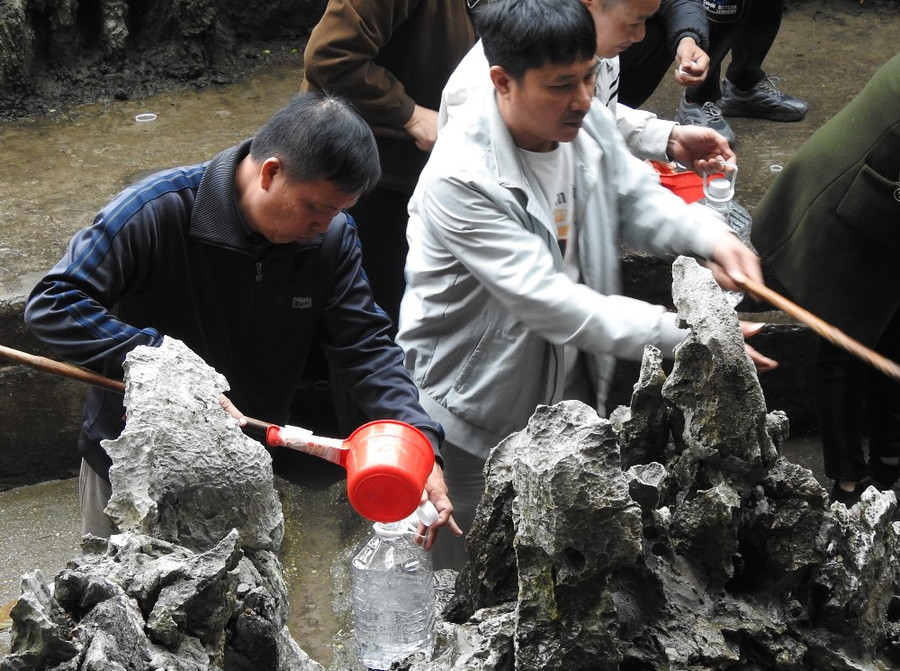 Một số du khách khác dùng loại can 5 lít để lấy nước.