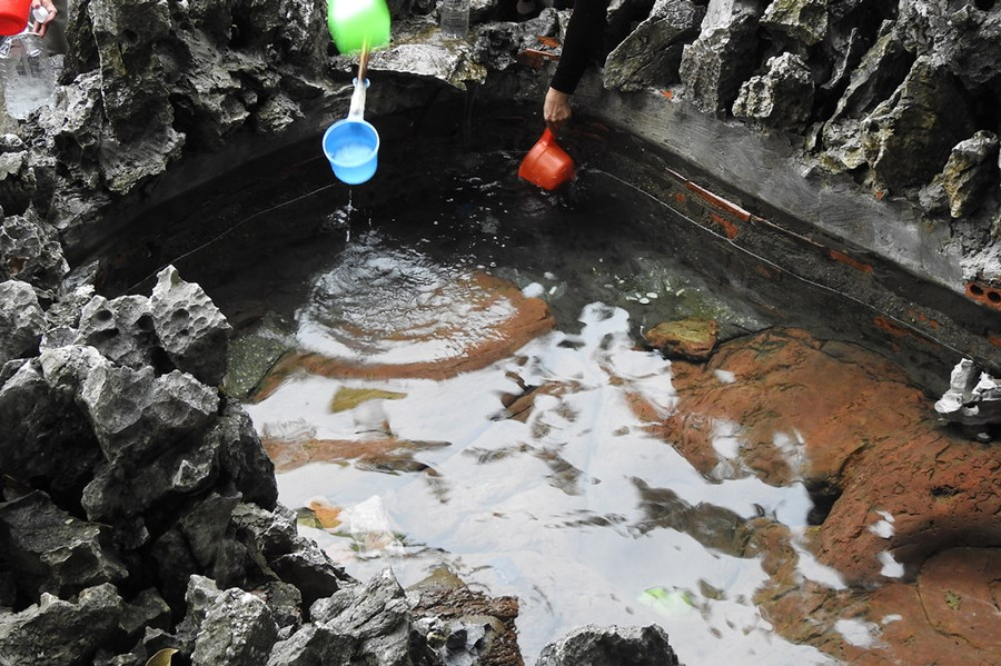 Giếng chỉ sâu gần 1m, nhưng quanh năm không bao giờ hết nước. Bởi vậy, không chỉ nhân dân trong vùng mà cả những người đi biển đều rất quý giếng nước này.