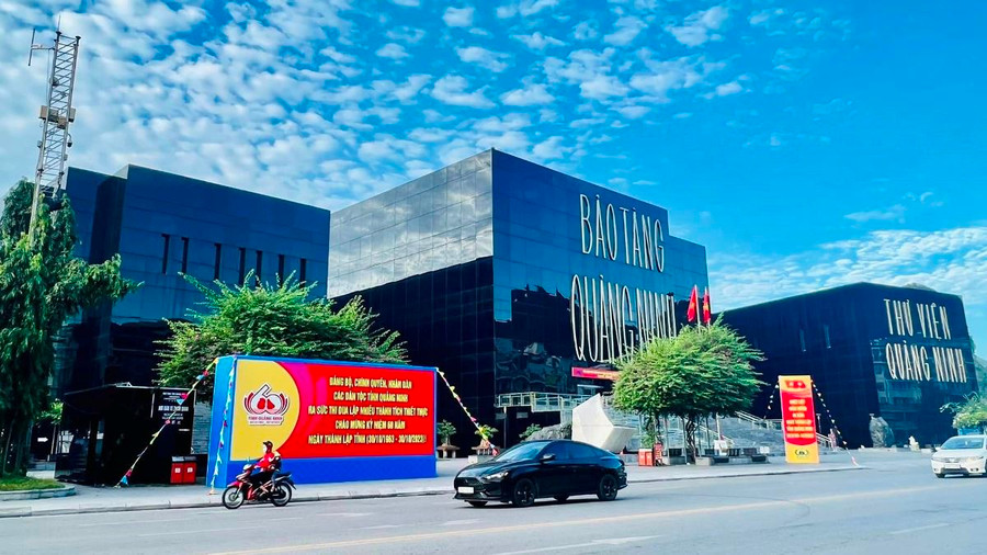 Các biểu trưng lớn được đặt tại khu vực Bảo tàng và Thư viện Quảng Ninh.