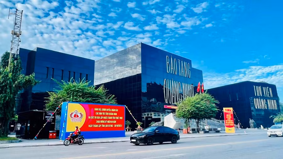 Các biểu trưng lớn được đặt tại khu vực Bảo tàng và Thư viện Quảng Ninh.