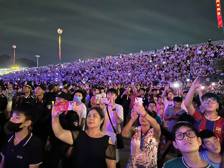 Người dân dùng điện thoại ghi lại những hình ảnh pháo hoa làm kỷ niệm. Người dân dùng điện thoại ghi lại những hình ảnh pháo hoa làm kỷ niệm.