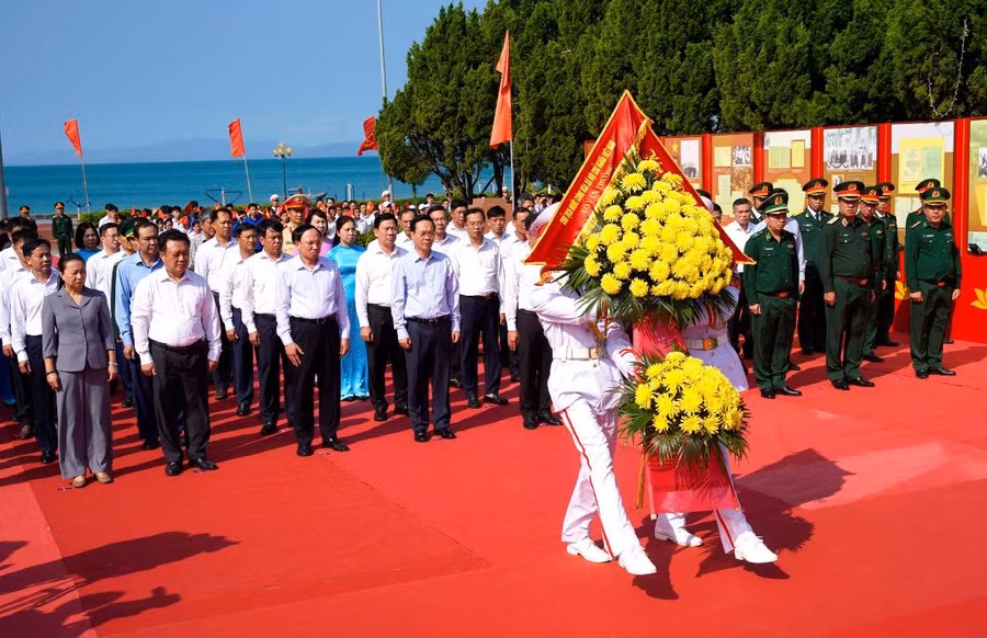 Chủ tịch nước Võ Văn Thưởng dâng hoa, dâng hương Chủ tịch Hồ Chí Minh tại Di tích Quốc gia Đặc biệt Khu Lưu niệm Chủ tịch Hồ Chí Minh ở huyện Cô Tô (Quảng Ninh). 