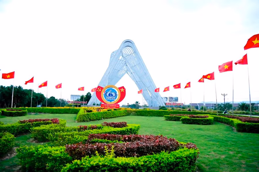 Tại thị xã Đông Triều, cửa ngõ vào Quảng Ninh được trang hoàng cờ hoa rực rỡ. Khuôn viên cây xanh cũng đã được cắt tỉa gọn gàng.