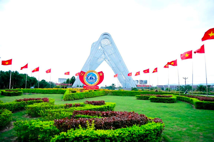 Tại thị xã Đông Triều, cửa ngõ vào Quảng Ninh được trang hoàng cờ hoa rực rỡ. Khuôn viên cây xanh cũng đã được cắt tỉa gọn gàng.