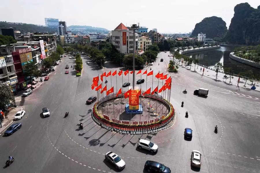 Tại TP Hạ Long, các tuyến đường cũng được trang trí cờ hoa sẵn sàng cho ngày lễ lớn của tỉnh.