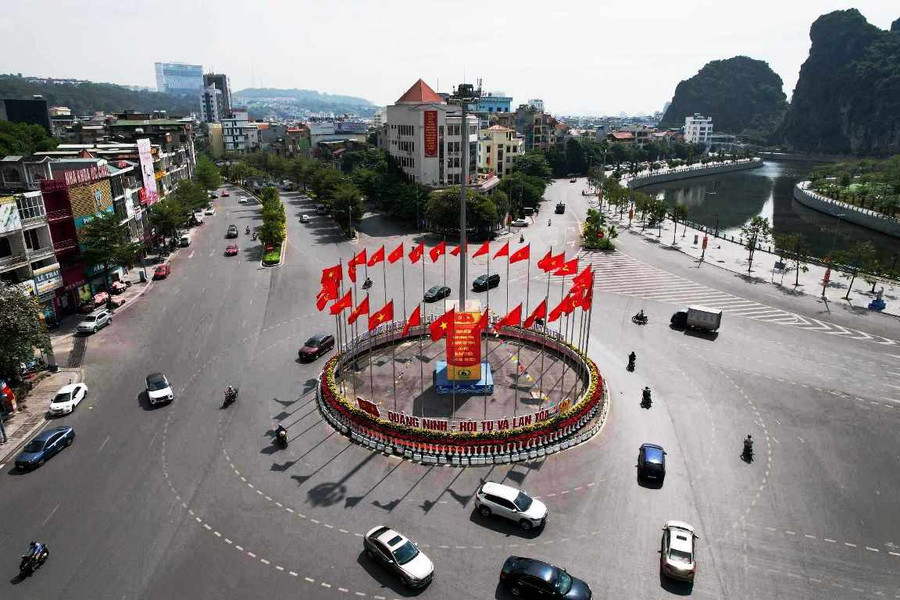 Tại TP Hạ Long, các tuyến đường cũng được trang trí cờ hoa sẵn sàng cho ngày lễ lớn của tỉnh.