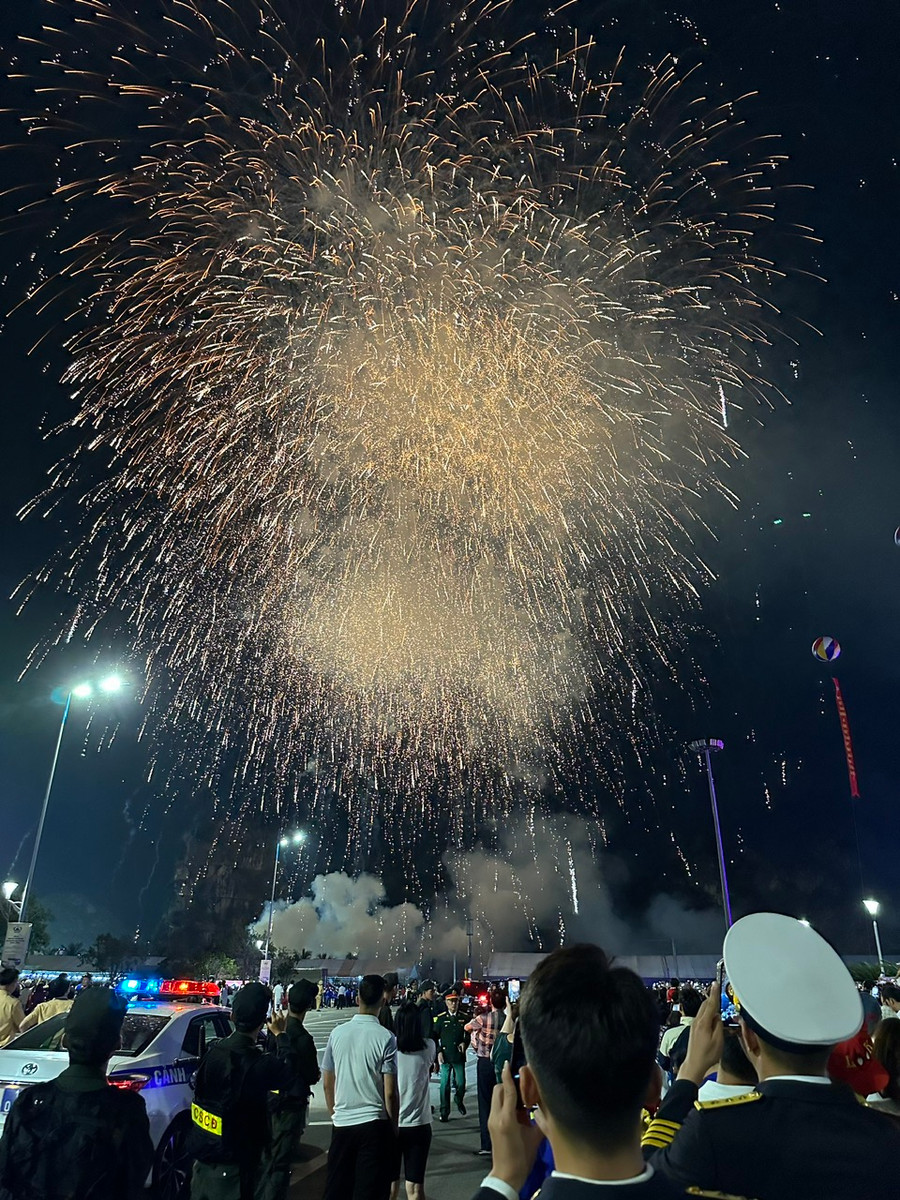 Lực lượng an ninh gồm hàng trăm người có mặt tại Quảng trường 30/10. Lực lượng an ninh gồm hàng trăm người có mặt tại Quảng trường 30/10.