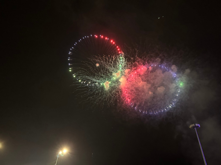 Pháo hoa với những hình ảnh, sắc màu khác nhau tạo nên một khung cảnh kỳ diệu. Pháo hoa với những hình ảnh, sắc màu khác nhau tạo nên một khung cảnh kỳ diệu.