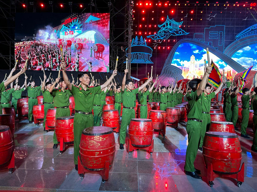Màn trống hội có quy mô lớn nhất Việt Nam, được dàn dựng công phu với hơn 600 người cùng sự kết hợp nhuần nhuyễn, phong phú của nghệ thuật trống hội, dân vũ, múa rồng, múa cờ, hát… thể hiện khí phách hào hùng của dân tộc. Màn trống hội có quy mô lớn nhất Việt Nam, được dàn dựng công phu với hơn 600 người cùng sự kết hợp nhuần nhuyễn, phong phú của nghệ thuật trống hội, dân vũ, múa rồng, múa cờ, hát… thể hiện khí phách hào hùng của dân tộc.