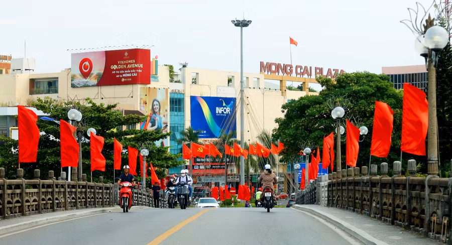 Các cây cầu ở Móng Cái ngập tràn sắc đỏ.