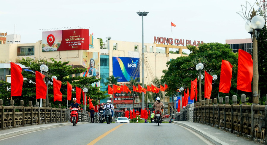 Các cây cầu ở Móng Cái ngập tràn sắc đỏ.