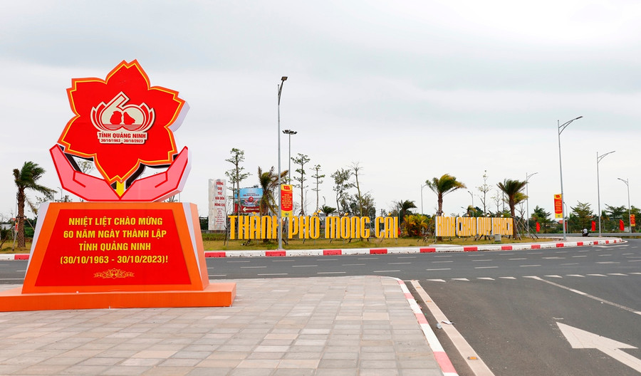 Tại thành phố vùng biên Móng Cái, công tác trang trí cũng đã hoàn tất.