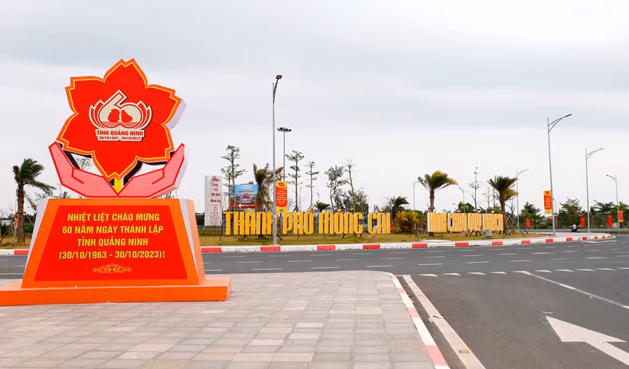 Tại thành phố vùng biên Móng Cái, công tác trang trí cũng đã hoàn tất.