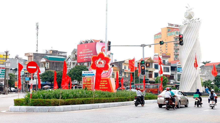 Khu trung tâm thành phố trở nên tươi mới, rực rỡ.