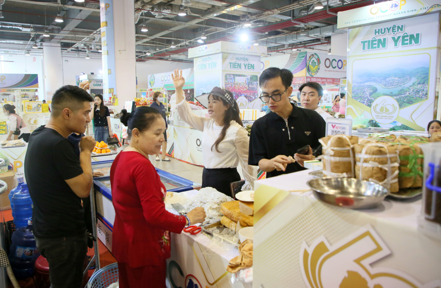 Các sản phẩm OCOP của tỉnh Quảng Ninh thu hút người dân và du khách tới tham quan, mua sắm.