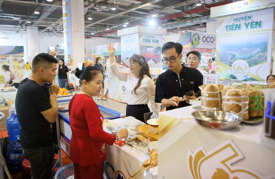 Các sản phẩm OCOP của tỉnh Quảng Ninh thu hút người dân và du khách tới tham quan, mua sắm.