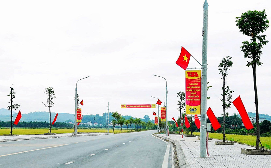 Con đường ở các xã, phường cũng rực rỡ cờ hoa.