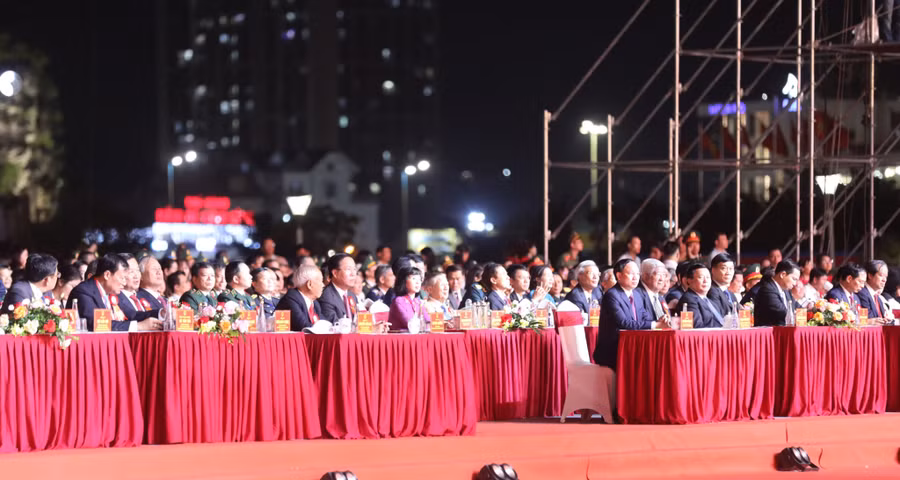 Các đại biểu dự lễ kỷ niệm 60 năm Ngày thành lập tỉnh Quảng Ninh.