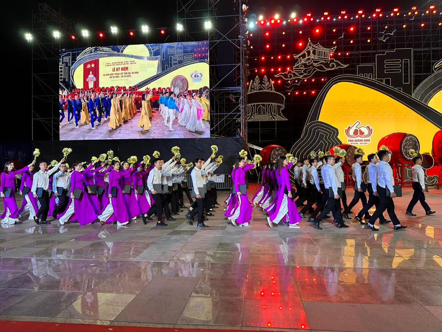 Khối các đoàn thể, ban ngành tiến vào lễ đài. Khối các đoàn thể, ban ngành tiến vào lễ đài.