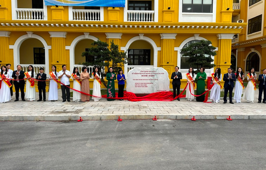 Sáng 22/10, Trường THPT Cẩm Phả được gắn biển chào mừng 60 năm ngày thành lập tỉnh. Sáng 22/10, Trường THPT Cẩm Phả được gắn biển chào mừng 60 năm ngày thành lập tỉnh.