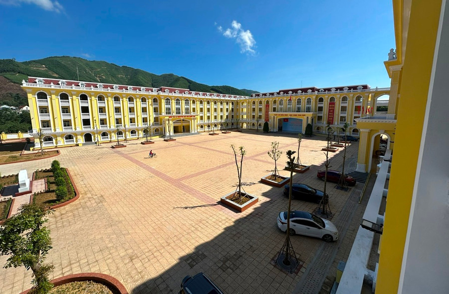 Trường được xây mới khang trang, hiện đại.