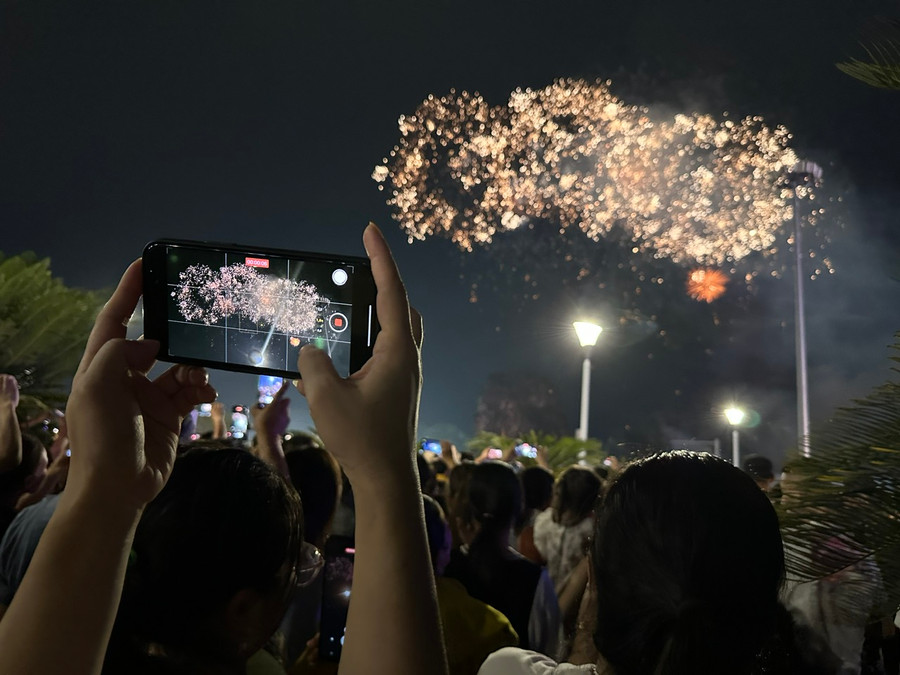 "Tôi rất tự hào khi là người con của Quảng Ninh, một nơi đáng sống. Hy vọng Quảng Ninh sẽ tiến xa hơn nữa, trở thành tỉnh văn minh, hiện đại", chị Lan, trú TP Hạ Long nói. "Tôi rất tự hào khi là người con của Quảng Ninh, một nơi đáng sống. Hy vọng Quảng Ninh sẽ tiến xa hơn nữa, trở thành tỉnh văn minh, hiện đại", chị Lan, trú TP Hạ Long nói.