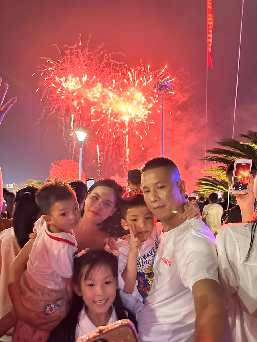 Một gia đình cùng chụp khi pháo hoa đang rực sáng trên bầu trời. Một gia đình cùng chụp khi pháo hoa đang rực sáng trên bầu trời.