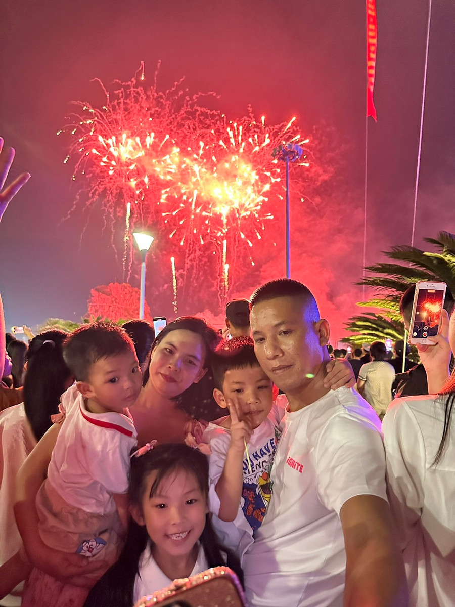 Một gia đình cùng chụp khi pháo hoa đang rực sáng trên bầu trời. Một gia đình cùng chụp khi pháo hoa đang rực sáng trên bầu trời.