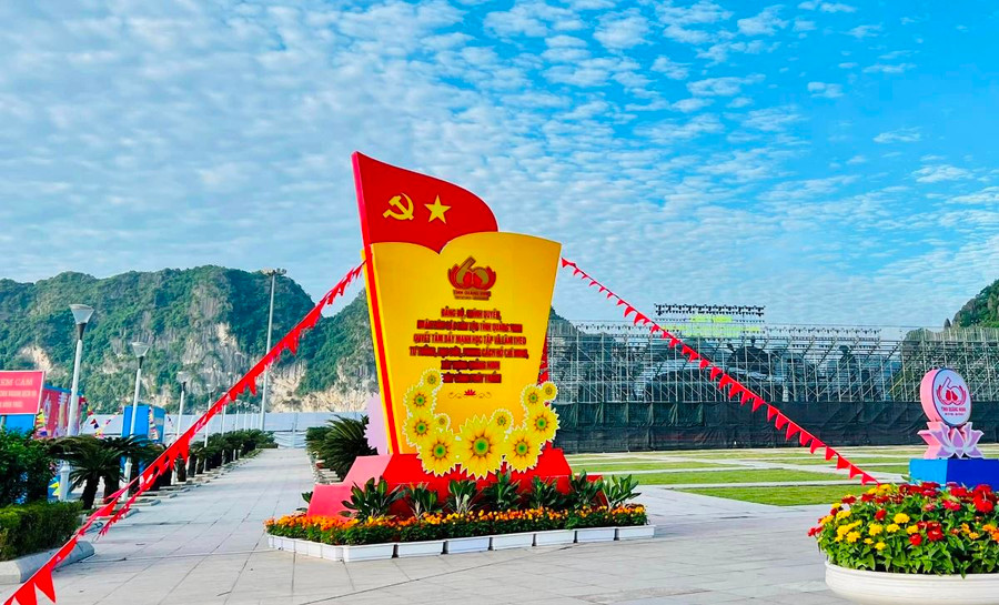 Khu vực quảng trường 30/10, là nơi tổ chức lễ kỷ niệm vào tối 28/10. Xung quanh khuôn viên được trang trí cờ hoa, khẩu hiệu. Khu vực này cũng là nơi để người dân và du khách chụp ảnh làm kỷ niệm.