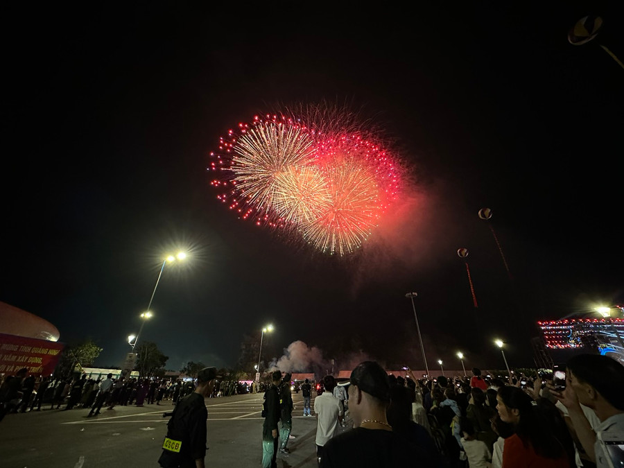 Trận địa pháo hoa được Bộ Chỉ huy Quân sự tỉnh Quảng Ninh thiết lập trên vịnh Hạ Long, cách bờ khoảng 300m. Trận địa pháo hoa được Bộ Chỉ huy Quân sự tỉnh Quảng Ninh thiết lập trên vịnh Hạ Long, cách bờ khoảng 300m.